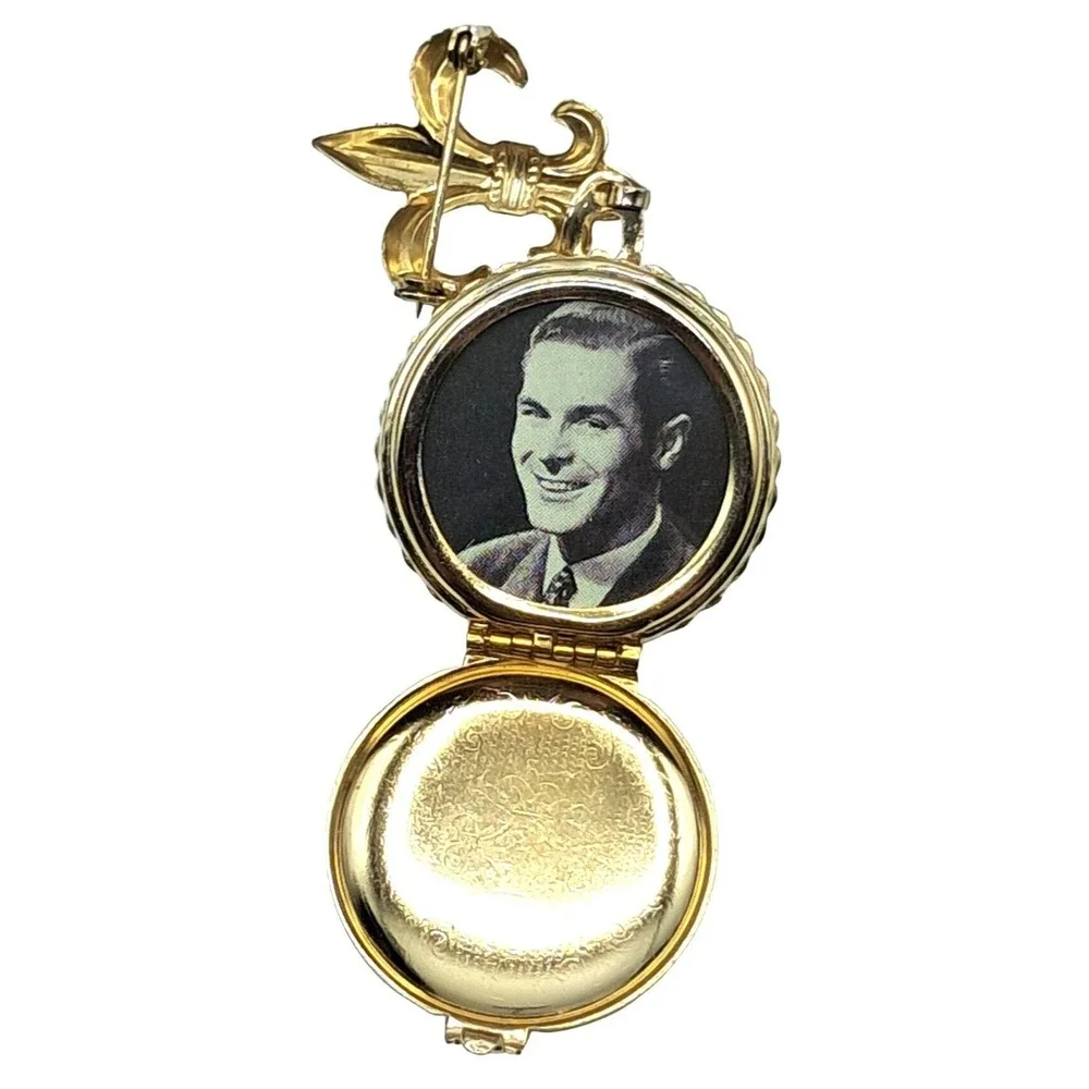 Vintage Coro Photo Locket Brooch Four Picture Frame Fleur de Lis Frame Gold Tone